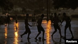 ¿El fútbol desplaza al béisbol? la respuesta está en las calles cubanas