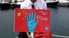 Representantes de la minoría uigur participando el 5 de julio de 2023, durante el 14 aniversario de la violencia en Urumqi, en una manifestación en Estambul, Turquía, contra la represión del gobierno chino. (Reuters/Murad Sezer).