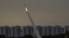 Sistema de defensa de Israel, Iron Dome, lanza proyectil para interceptar cohete disparado desde Gaza contra el país, el 11 de mayo de 2023. (AP Photo/Ariel Schalit, File).