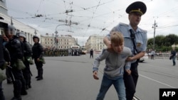 Policía ruso arresta a adolescente en protesta por aumento edad de pensiones.