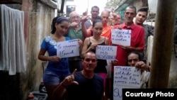 Activistas del Movimiento Opositores por una Nueva República (MONR).
