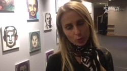 Eurodiputada checa Dita Charanzová en exposición de Juan Abreu. Eurodiputada checa Dita Charanzová en exposición de Juan Abreu.