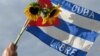 Gladiolos y la bandera cubana con la inscripción de Cuba Libre, en la manifestación en Miami en solidaridad con el Movimiento San Isidro.