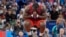 El luchador cubano Mijaín López hizo historia en París al conquistar su quinto oro olímpico consecutivo. (AP/Eugene Hoshiko)