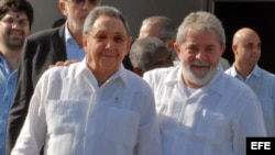 Raúl Castro despide a Lula en el aeropuerto José Martí de La Habana, el 2 de junio de 2011.