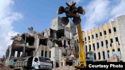 Demolición del hospital Pedro Borrás en La Habana.