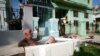 El pintor jubilado Julio Rodríguez, de 61 años, se relaja en una bañera frente a su casa en La Habana, Cuba, el 21 de julio de 2023. REUTERS/Alexandre Meneghini