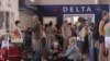 Pasajeros de Delta en el aeropuerto de La Habana. (Adalberto Roque/AFP/Archivo)