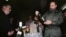 Fidel Castro con una botella de Chablis en una bodega de Borgoña.