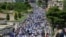 Manifestantes antigubernamentales marchan al palacio presidencial para protestar contra la presidenta hondureña Xiomara Castro, acusándola de intentar establecer el comunismo en el país, en Tegucigalpa el 19 de agosto de 2023.