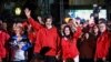 El presidente de Venezuela, Nicolás Maduro (c-i), junto a su esposa y diputada de la Asamblea Nacional, Cilia Flores (c-d), celebra los resultados electorales domingo 30 de julio de 2017, en la Plaza Bolívar de Caracas (Venezuela). El Consejo Naciona
