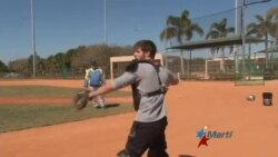 Entrenador cubano llega a Miami y lanza prospecto hacia el béisbol profesional Entrenador cubano llega a Miami y lanza prospecto hacia el béisbol profesional