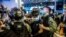 Policía antidisturbio detiene a manifestante en Hong Kong el pasado mes de julio (Isaac Lawrence / AFP).