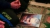 Un hombre reza sobre un retrato del general iraní Qasem Solemaini, abatido por fuerzas de EEUU. (REUTERS/Ali Hashisho)