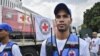 Un miembro de la Cruz Roja Venezolana supervisa la llegada del primer envío de ayuda humanitaria a Venezuela, el 16 de abril de 2019.