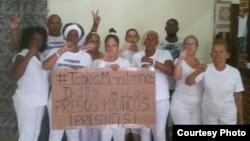 Damas de Blanco y dos activistas antes de salir este domingo 26 de noviembre a marchar