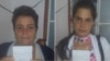 Ania Zamora y Sissi Abascal, de izquierda a derecha, con multas en mano.