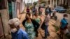 Cubanos hacen cola en un mercado en La Habana. (AP/Ramón Espinosa)