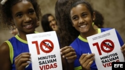 Alumnos de la escuela municipal en São João de Meritia asisten a conferencia de la Marina de Brasil para crear conciencia acerca de la campaña de combate a los criaderos del Aedes aegypti.