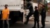 La policía antidisturbios recorre las calles luego de una manifestación contra el gobierno de Miguel Díaz-Canel en el municipio de Arroyo Naranjo, La Habana el 12 de julio de 2021.