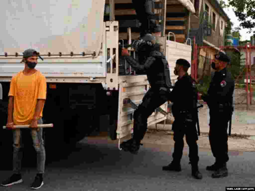La policía antidisturbios recorre las calles luego de una manifestación contra el gobierno de Miguel Díaz-Canel en el municipio de Arroyo Naranjo, La Habana el 12 de julio de 2021.