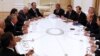 Vladimir Putin (5 der.) y Raúl Castro (4 izq.) en una reunión en el Kremlin en Moscú el 7 de mayo de 2015.