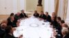 Vladimir Putin (5 der.) y Raúl Castro (4 izq.) en una reunión en el Kremlin en Moscú. Alejandro Castro al centro (izq.)