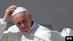 El papa Francisco se sujeta el solideo durante la audiencia general de los miércoles en la Plaza de San Pedro del Vaticano (junio, 2013).