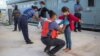 El grupo de cubanos, entre ellos una niña, es requisado por las autoridades a su llegada a la Base de Coral Harbour, el jueves 24 de junio de 2021. (Foto: RBDF/suboficial Al Rahming)
