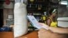 Un hombre compra alimentos racionados en una bodega de La Habana.