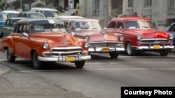"Almendrones" americanos en las calles de Cuba