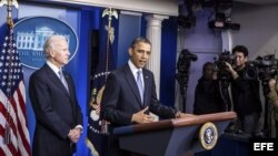 El vicepresidente estadounidense, Joseph R. Biden (izda), escucha al presidente de Estados Unidos, Barack Obama (dcha), durante su declaración a los medios en la Casa Blanca el 1 de enero de 2013.