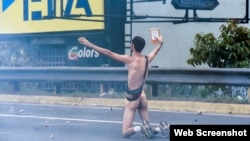 Hans Herhard Wuerich, el estudiante venezolano que protestó desnudo frente a las fuerzas represivas.