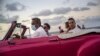 Un taxista transporta a turistas. (AP Photo / Ramon Espinosa)