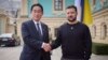Fumio Kishida y Volodymyr Zelenskyy posan tras la reunión en Kyiv, el 21 de marzo de 2023. (Oficina de Prensa Presidencia Ucrania via AP)