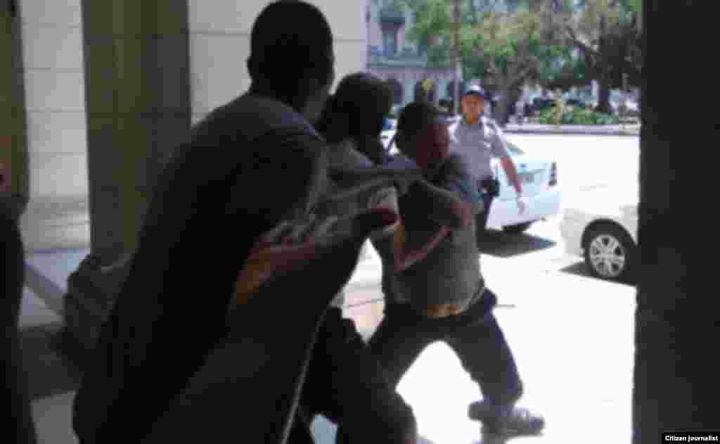 La más reciente recogida de mendigos ocurrió este lunes 25 de abril, en Centro Habana y La Habana Vieja, supuestamente por la filmación de "Fast & Furious 8".  (Foto: A. Zamora)