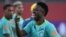 El jugador brasileño Vinicius Junior hace un gesto durante una sesión de entrenamiento de la selección nacional de fútbol de Brasil en el estadio Manuel Barradas en Salvador, Estado de Bahía, Brasil, el 17 de noviembre de 2024.