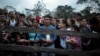 Migrantes que planean comenzar a caminar a través del Tapón del Darién desde Colombia a Panamá con la esperanza de llegar a Estados Unidos se reúnen en el campamento inicial del sendero en Acandí, Colombia, el 9 de mayo de 2023.