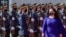 La flamante presidenta de Kosovo ,Vjosa Osmani-Sadriu, revista la Guardia de Honor durante la ceremonia de juramentación (AP Foto/ Visar Kryeziu)