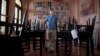 Gregory Biniowsy, un ciudadano canadiense cofundador del restaurante Nazdarovie, posa para una foto en su restaurante cerrado por la cuarentena. (AP/Ismael Francisco)