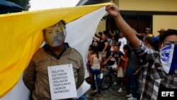Un manifestante porta una máscara con el rostro de Daniel Ortega durante la "Marcha de la burla".