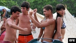 ARCHIVO. Jóvenes bailan en la playa de Jibacoa.