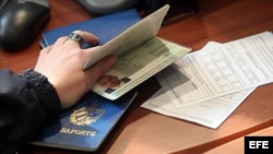 Pasaporte cubano revisado