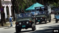 Soldados de las Tropas Especiales cubanas patrullaron las calles del poblado El Cobre, Santiago de Cuba, donde se encuentra el santuario de la Virgen de la Caridad, los días previos a la visita del Papa Benedicto XVI.