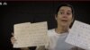 La Dama de Blanco Daisy Artiles muestra carteles con amenazas directas que aparecieron frente a su vivienda. (Archivo)
