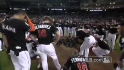 Equipo de los Marlins sale al terreno con la camiseta #16 de José Fernández Equipo de los Marlins sale al terreno con la camiseta #16 de José Fernández