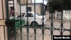 Una patrulla de la policía vigila la vivienda de un activista este #15N.