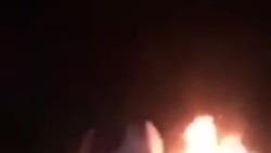 Cubanos sin hogar tras paso de tornado se reúnen alrededor de una fogata Cubanos sin hogar tras paso de tornado se reúnen alrededor de una fogata