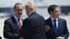 Presidente Donald Trump es recibido en Miami por el representante cubanoamericano Mario Diaz-Balart y el senator Marco Rubio.
