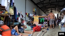 Fotografía del 31 de julio de 2016 de ciudadanos cubanos en tránsito en la población de Turbo (Colombia).